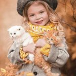 دختر و دو گربه