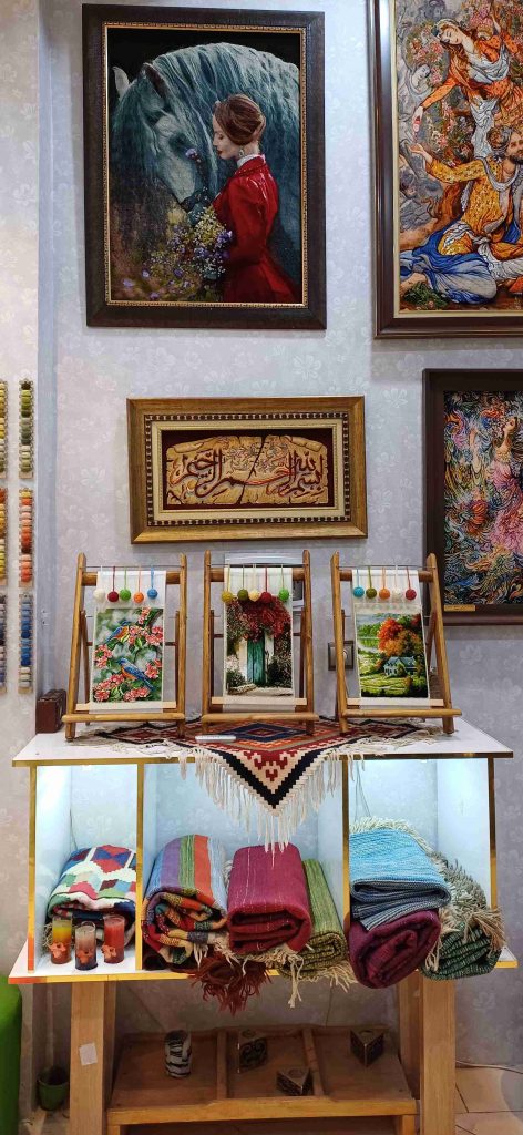 فرش ارغوان | هنر فرش دستبافت ایرانی با بیش از ۲۰ سال تجربه فرش ارغوان فرش ارغوان | هنر فرش دستبافت ایرانی با بیش از ۲۰ سال تجربه